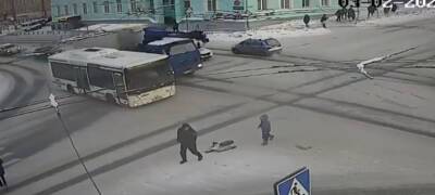 Оставленный на дороге маленький ребенок чуть не попал под автобус в Петрозаводске (ВИДЕО) - stolicaonego.ru - Петрозаводск