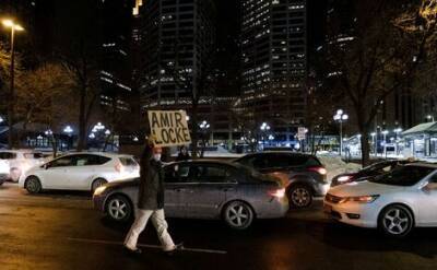 Джордж Флойд - В США сотни людей вышли на акцию протеста после убийства полицейским темнокожего мужчины во время рейда в Миннеаполисе - echo.msk.ru - США - Reuters