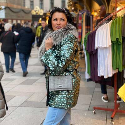 Анна Нетребко - Стилист Родионова раскритиковала Нетребко за выбранное пальто для прогулки по Барселоне - actualnews.org