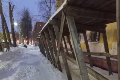 Жители Ярославля обеспокоены состоянием деревянной конструкции на улице Лисицына - yar.mk.ru - Ярославль