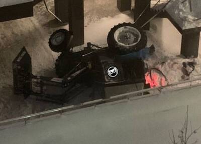 Трактор упал с эстакады в Пензе и насмерть раздавил курившего внизу охранника - province.ru - Пенза - Скончался