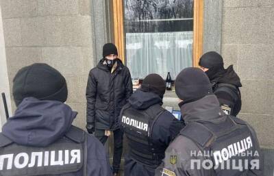 В Киеве мужчина бросил молоток в окно Верховной Рады - vchaspik.ua - Украина - Киев