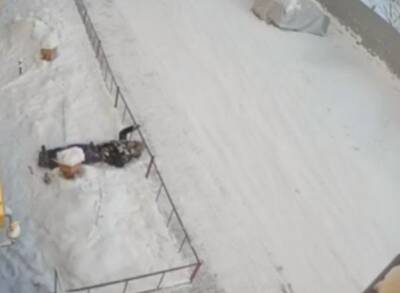 В Якутске женщина упала с восьмого этажа, после чего сама вызвала «скорую» - ya62.ru - Якутск - Якутск