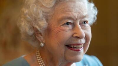 принц Чарльз - Принц Чарльз поздравил королеву Елизавету II с 70-летием пребывания на престоле - 5-tv.ru - Англия