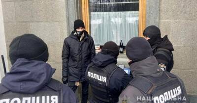 В Киеве задержали львовянина, бросившего молоток в окно Верховной Рады - dsnews.ua - Россия - Украина - Киев - Львов