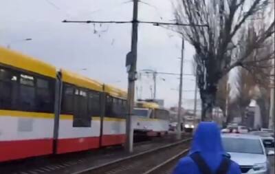 БМВ перекрыло движение трамваев в Одессе: видео транспортного коллапса - politeka.net - Украина - Одесса