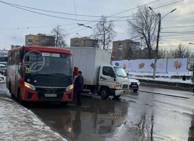 На Московском шоссе Рязани грузовик столкнулся с маршруткой - 7info.ru - Рязань