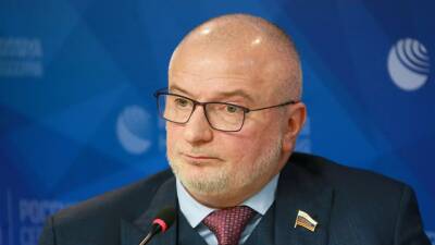 Андрей Клишас - Сенатор Клишас назвал спорными положения законопроекта о превышении самообороны - russian.rt.com
