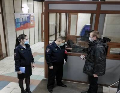 В Челябинске комендантский патруль проверил внешний вид сотрудников полиции - znak.com - Челябинская обл. - Челябинск