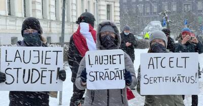 Алдис Гобземс - ФОТО, ВИДЕО: Противники ковидных ограничений провели акции протеста в Риге - rus.delfi.lv - Канада - Рига - Латвия