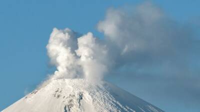 Момент пробуждения вулкана Эбеко на Курилах попал на видео - 5-tv.ru - Северо-Курильск