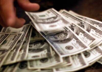 За первые пять минут торгов курс доллара США понизился до 75,3947 руб. - smartmoney.one - США - Reuters