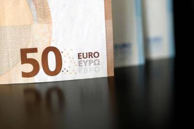 Доллар и евро дешевеют на торгах "МосБиржи" - smartmoney.one - Россия - США - Reuters