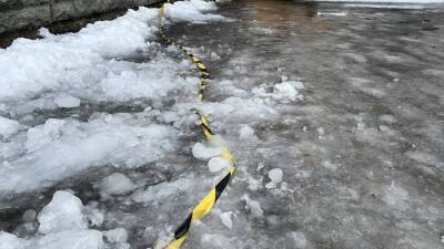 В Петербурге рухнувшая с крыши дома глыба льда смертельно травмировала дворника - runews24.ru - Санкт-Петербург - Узбекистан