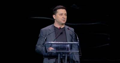 Владимир Зеленский - Зеленский запустил первый опрос в "Дії" и пообещал пожилым украинцам бесплатные смартфоны - focus.ua - Украина