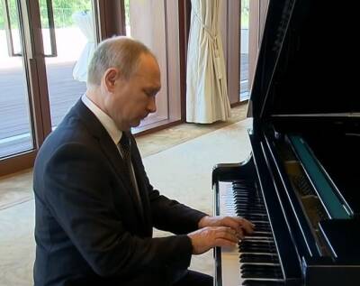 Владимир Зеленский - Владимир Путин - Дмитрий Песков - Путин адресовал Зеленскому цитату из «Красной плесени», но Песков это отрицает - znak.com - Россия - Украина