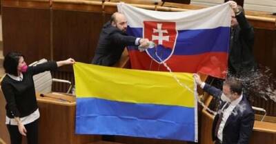 Дмитрий Кулебой - Иван Корчок - В парламенте Словакии депутат облил водой флаг Украины - в посольстве потребовали извинений - kp.ua - Россия - Украина - Киев - Словакия