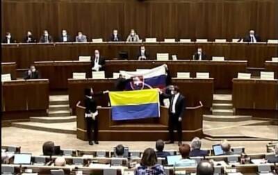 Степан Бандер - В Словакии парламентарии осквернили флаг Украины - korrespondent.net - Россия - США - Украина - Тбилиси - Словакия - Полтава - Парламент