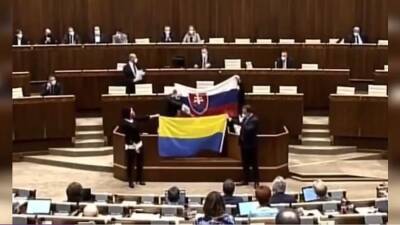Ярослав Надь - В Словакии депутаты устроили перепалку в парламенте и облили флаг Украины водой - iz.ru - США - Украина - Израиль - Словакия