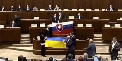 Роберт Фицо - Энтони Блинкеный - В парламенте Словакии флаг Украины полили водой и вынесли с заседания - ruposters.ru - США - Украина - Словакия