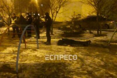 Анастасий Маркин - На детской площадке в Киеве нашли труп мужчины без обуви и верхней одежды - rupor.info - Киев - район Дарницкий