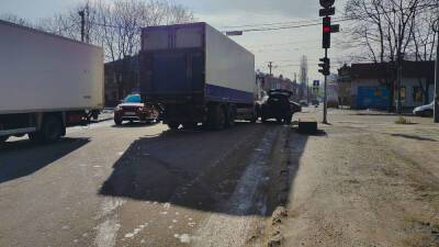В центре Днепра полностью заблокировано движение транспорта: столкнулись фура и внедорожник - dnepr.politeka.net - Украина
