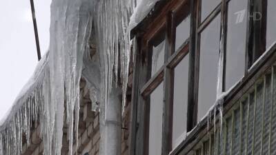 В Великом Новгороде глыба льда с крыши рухнула прямо на женщину с коляской - 1tv.ru - Великий Новгород