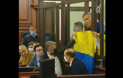 Михеил Саакашвили - Михеил Саакашвили в суде расправил украинский прапор и спел гимн - видео - akcenty.com.ua - Украина - Грузия - Тбилиси