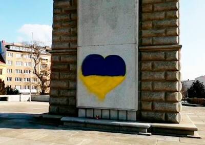 В Брно на памятнике красноармейцам нарисовали сине-желтое сердце. Власти не стали его смывать - vinegret.cz - Украина - Чехия - Брно