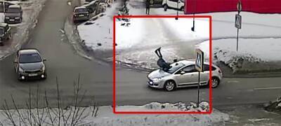 Автомобиль на полном ходу сбил ребенка в Петрозаводске (ВИДЕО) (18+) - stolicaonego.ru - Петрозаводск - республика Карелия