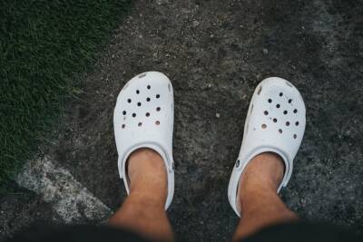 Представители компании Crocs заявили о приостановке продаж обуви в России - news.vse42.ru - Россия - США - Украина