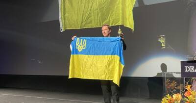 Анджелина Джоли - Стивен Кинг - Дэвид Бекхэм - Бенедикт Камбербэтч - Бенедикт Камбербэтч пришел на награждение престижной премией с украинским флагом в руках - focus.ua - Россия - Украина - шт. Калифорния