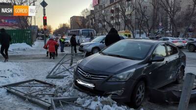 В центре Тюмени на Профсоюзной Hyundai протаранил железные ограждения из-за ДТП - nashgorod.ru - Тюмень
