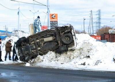 Lexus - Водитель Lexus на Сахалине снес светофор, врезался в столб и умер в реанимации - province.ru