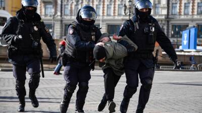 На антивоенных акциях в России задержаны сотни человек - svoboda.org - Россия - Украина - Санкт-Петербург - Кронштадт
