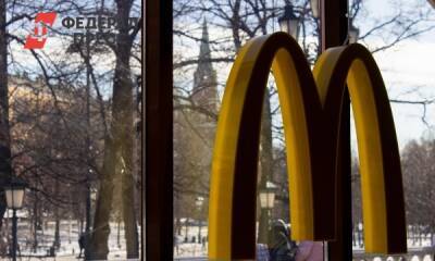 Никас Сафронов - 270-килограммовый сын Никаса Сафронов приковал себя к дверям McDonalds - fedpress.ru - Москва - Россия - county Mcdonald