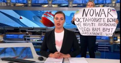 На российском Первом канале в эфир ворвалась девушка с плакатом "Нет войне" - dsnews.ua - Россия - Украина