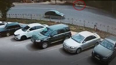 Появилось жуткое видео момента ДТП со сбитыми на тротуаре тремя воронежцами - vestivrn.ru - район Рамонский