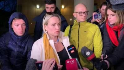 Вячеслав Володин - Марина Овсянникова - В Москве суд вынес наказание "девушке с антивоенным плакатом" в эфире Первого канала - vesty.co.il - Москва - Россия - США - Украина - Израиль