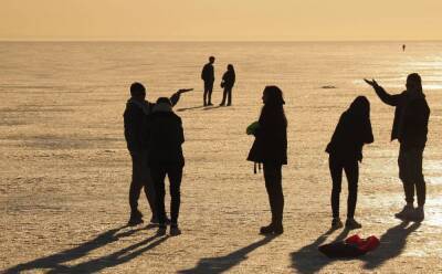 Зрелищный закат вынудил петербуржцев пренебречь запретами и выйти на лед Финского залива — фото - ivbg.ru - Украина - Петербург