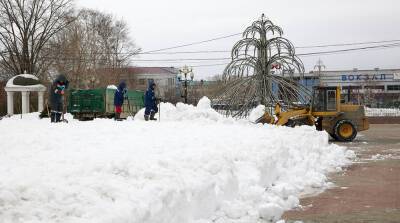 Скверы Южно-Сахалинска освобождают от снега - sakhalin.info - Южно-Сахалинск - Александровск