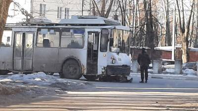 В Рязани водителю пришлось чинить троллейбус, лёжа на холодном асфальте - 7info.ru - Москва - Рязань