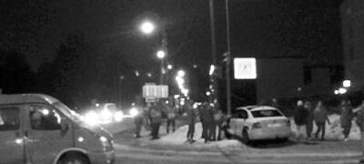 Автомобиль выбросило на тротуар в результате аварии в одном из городов Карелии (ФОТО) - stolicaonego.ru - Медвежьегорск - республика Карелия