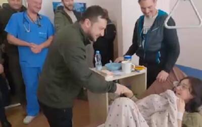 Владимир Зеленский - Зеленский посетил в больнице раненых при обстрелах на Киевщине - korrespondent.net - Россия - Украина - Киев - Киевская обл.