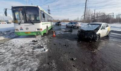 Пострадали два человека в результате столкновения такси и автобуса в Тюмени - nashgorod.ru - Тюмень