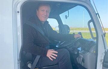 Дэвид Кэмерон - Фотофакт: экс-премьер Великобритании Дэвид Кэмерон за рулем грузовика везет гуманитарную помощь для украинцев - charter97.org - Англия - Белоруссия - Польша