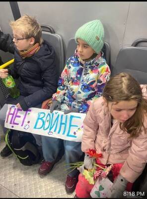 В Москве задержали детей, которые вместе с родителями возложили цветы у посольства Украины - znak.com - Москва - Россия - Украина