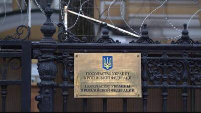 Владимир Зеленский - Владимир Путин - Флаг Украины сняли со здания посольства страны в Москве - iz.ru - Москва - Россия - Украина - Киев - Санкт-Петербург - Израиль - ДНР - ЛНР - Вена - Донецкая обл.