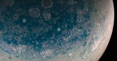 Захватывает дух. "Юнона" прислал новые снимки Юпитера и его спутника Европы (фото) - focus.ua - Украина