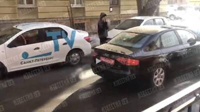 Владимир Зеленский - Владимир Путин - Машины с дипномерами покинули генконсульство Украины в Петербурге - iz.ru - Москва - Россия - Украина - Киев - Санкт-Петербург - Израиль - ДНР - ЛНР - Донецкая обл.